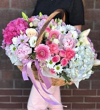 Композиция солнечный день в Ассиновской Цветочная композиция из Розы, Хризантемы, Пионы и Лизиантусы в корзине в Ассиновской