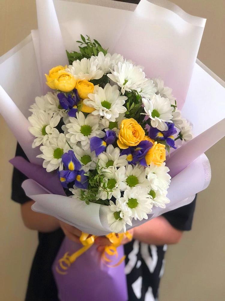Букет цветов из: Ирисы, Хризантемы и Розы в Ассиновской