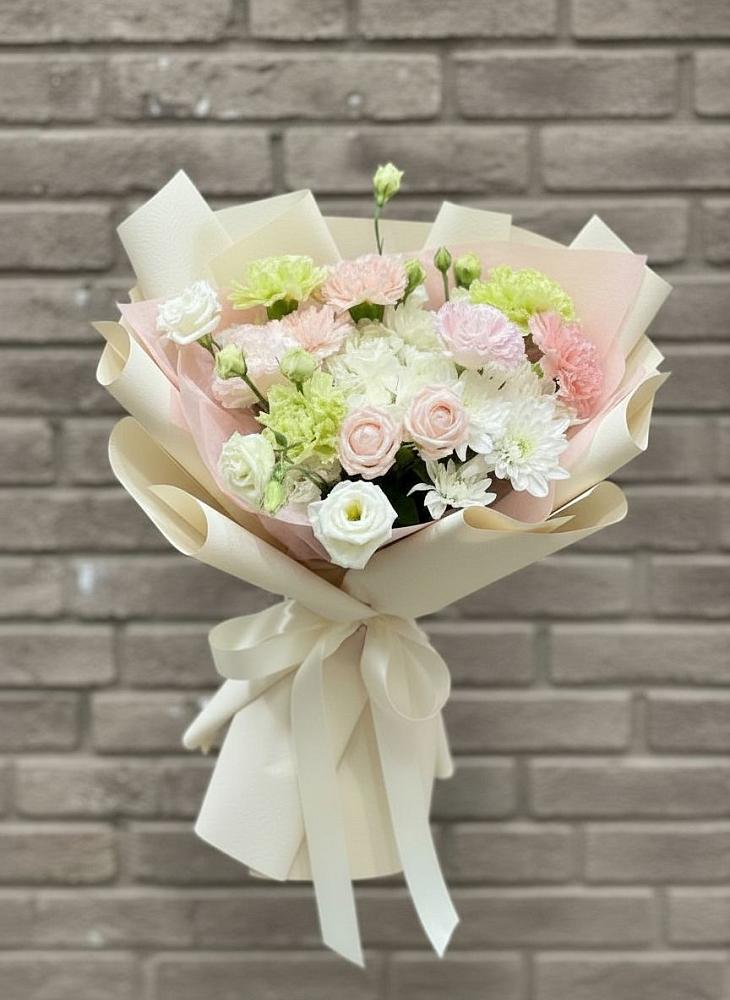 Букет цветов из: Гвоздики, Розы, Лизиантусы и Хризантемы в Ассиновской