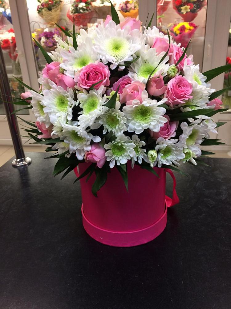 Цветочная композиция из Розы и Хризантемы в шляпной коробке в Ассиновской