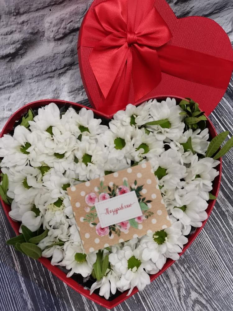 Цветочная композиция из Хризантемы в виде сердца в Ассиновской